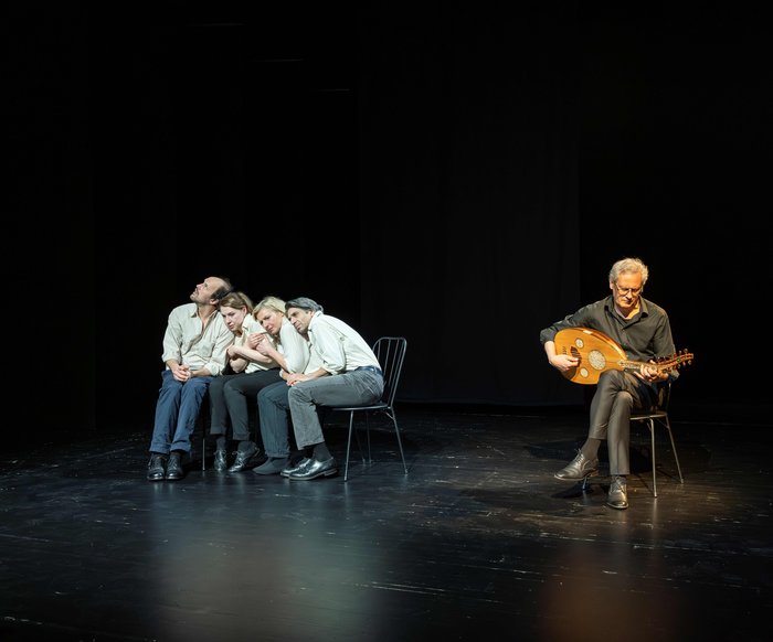 Das Ensemble von "71023" auf der Bühne
