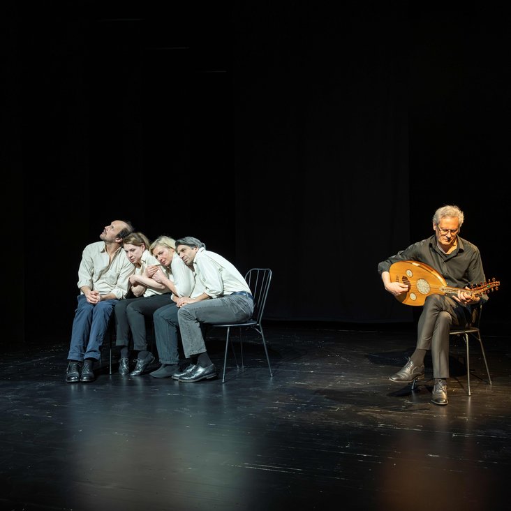 Das Ensemble von "71023" auf der Bühne