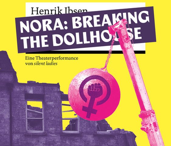 Auf gelbem Hintergrund ist ein lila eingefärbtes zerstörtes Gebäude zu sehen. Davor eine große, schwer aussehende Kugel die an einem Kranarm hängt. Darauf zu sehen ist das Symbol des Kampfs für den Feminismus, eine erhobene Faust in einem Zeichen für Weiblichkeit, zu sehen. Über dem Titel von Henrik Ibsens "Nora" steht in großen Buchstaben darüber: Nora: Breaking the dollhouse