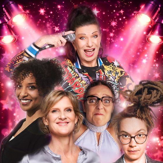 Portraitfotos der Künstlerinnen von "Sisters of Comedy", zu einer Collage vor rosa Hintergrund arrangiert