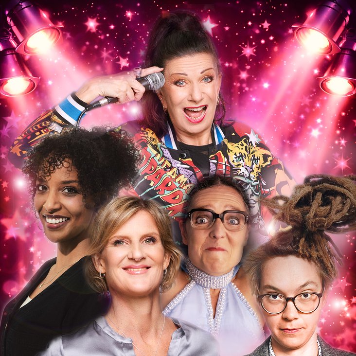 Portraitfotos der Künstlerinnen von "Sisters of Comedy", zu einer Collage vor rosa Hintergrund arrangiert