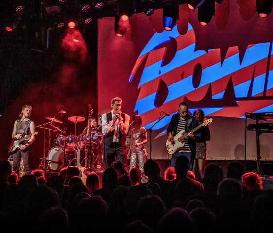 Band auf einer Bühne