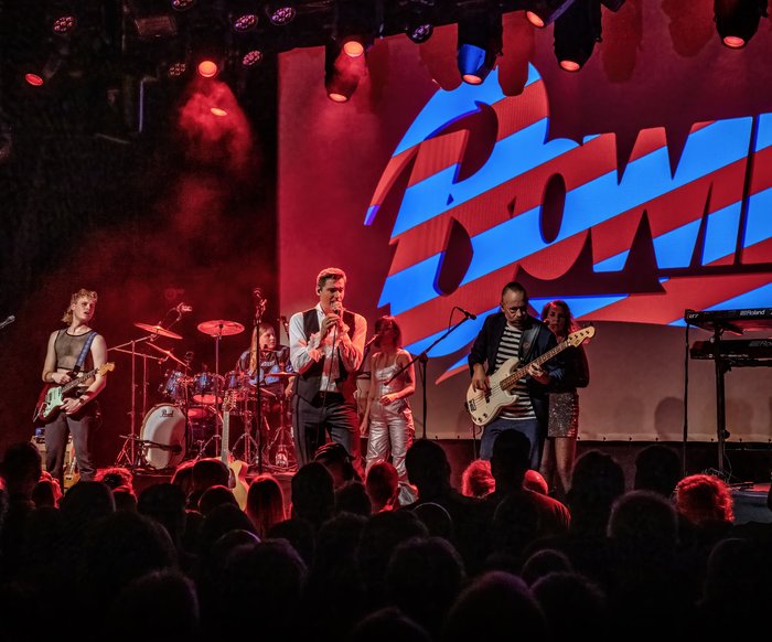 Band auf einer Bühne