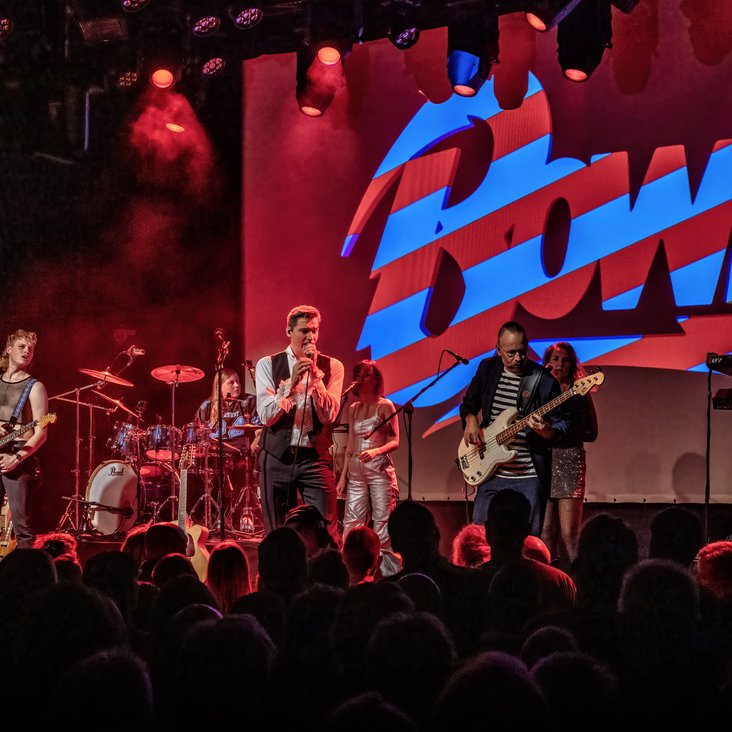 Band auf einer Bühne