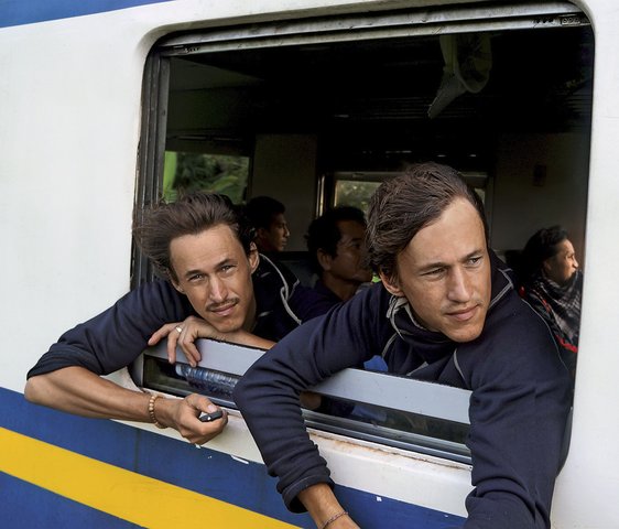 Foto von Hansen und Paul Hoepner wie sie sich aus einem offenen Zugfenster lehnen