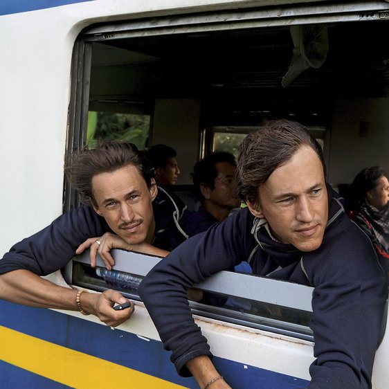 Foto von Hansen und Paul Hoepner wie sie sich aus einem offenen Zugfenster lehnen