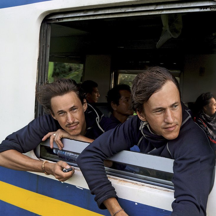 Foto von Hansen und Paul Hoepner wie sie sich aus einem offenen Zugfenster lehnen