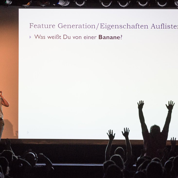 Teilnehmende des Science Slam auf der Bühne vor Publikum