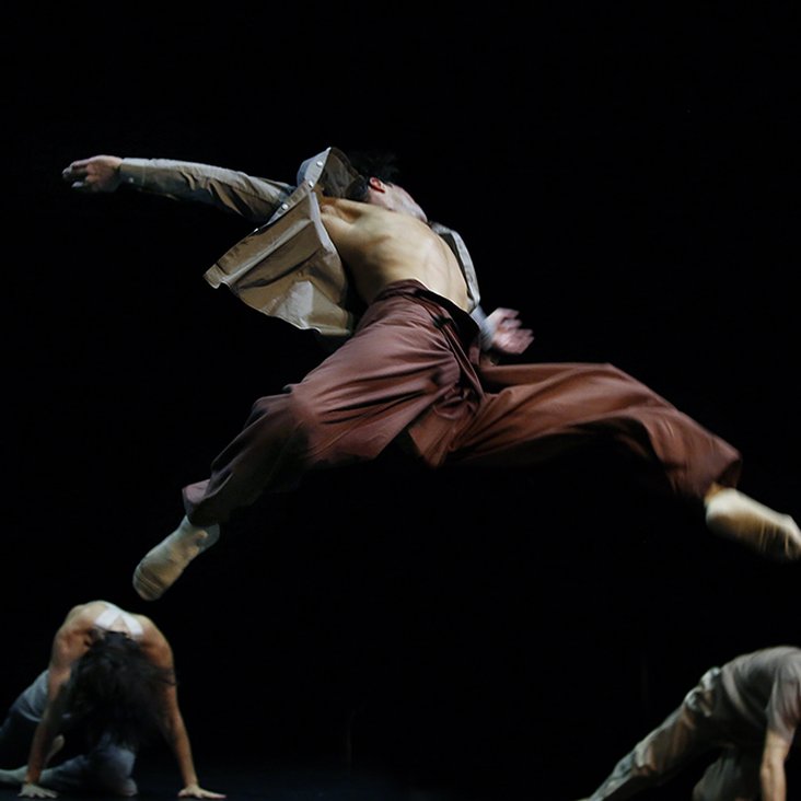 Tänzer:innen der company idem bei der Performance ihrer Choreographie "Imbalance" auf der Bühne.