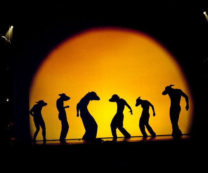 Menschen hinter einer Wand werfen erstaunliche Schatten