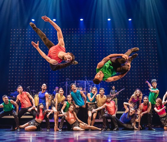 Das Ensemble von Ballet Revolución live auf der Bühne
