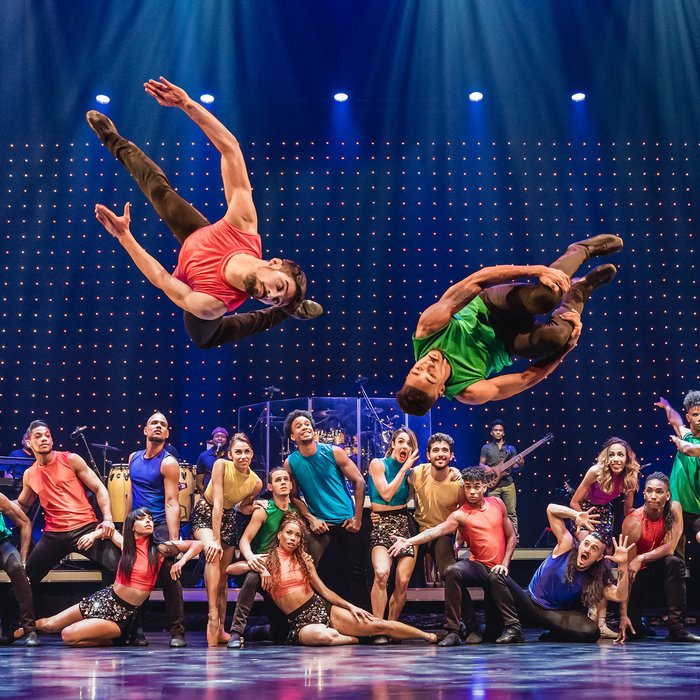 Das Ensemble von Ballet Revolución live auf der Bühne