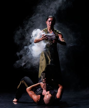 Das Ensemble von Gauthier Dance in Akram Khans "Turning of Bones" auf der Theaterhaus-Bühne