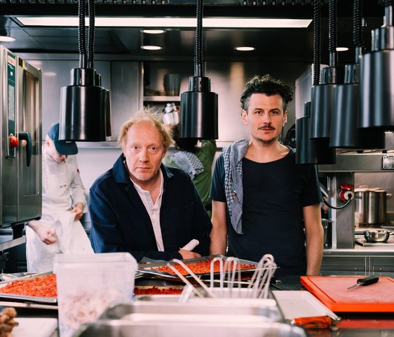 Manuel Rubey & Simon Schwarz in einer Restaurant-Großküche