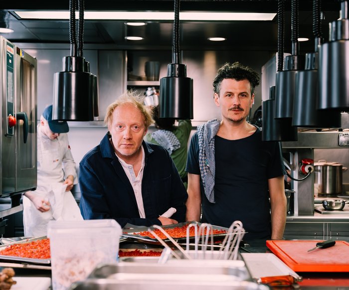 Manuel Rubey & Simon Schwarz in einer Restaurant-Großküche