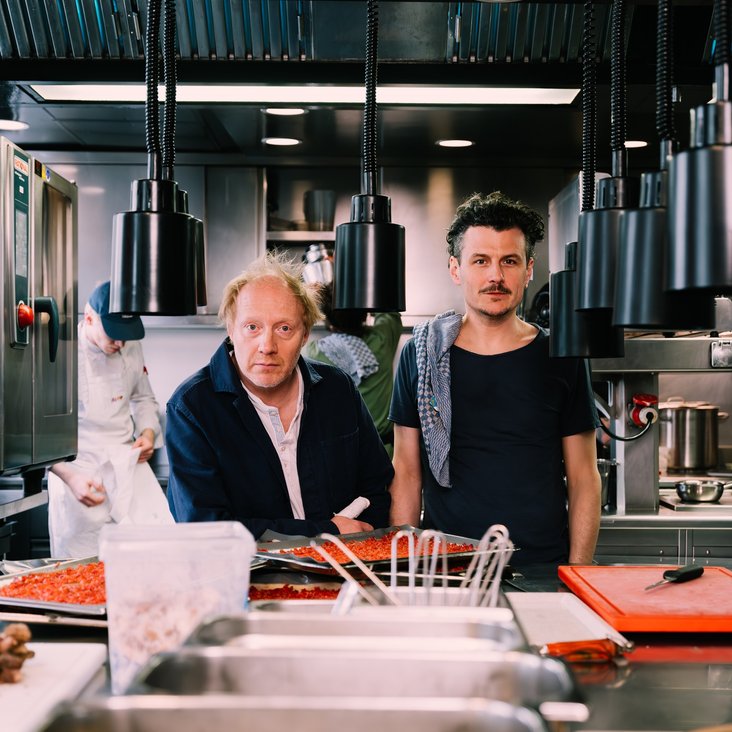 Manuel Rubey & Simon Schwarz in einer Restaurant-Großküche