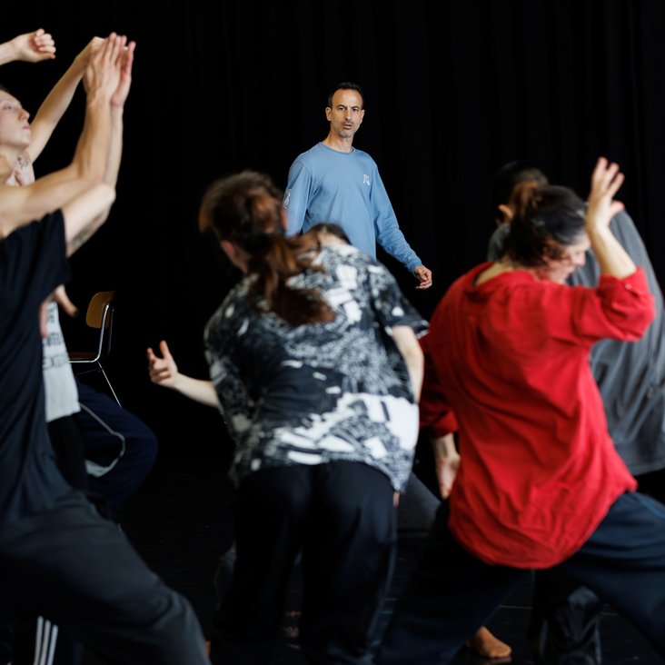 Tänzer:innen von Gauthier Dance bei der Probe mit Choreograph Hofesh Shechter für "UNLUCK"