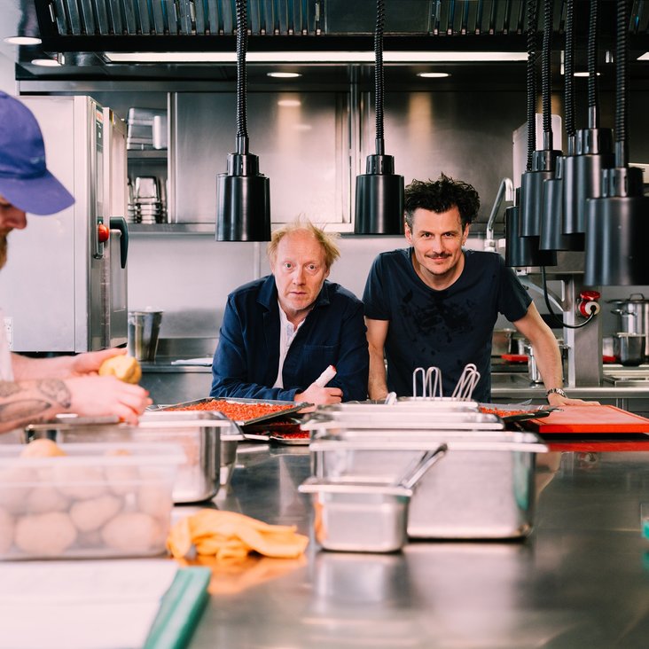 Manuel Rubey & Simon Schwarz in einer Restaurant-Großküche