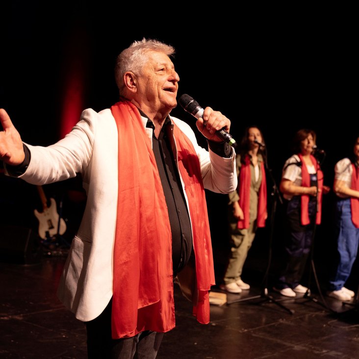 Das Ensemble von "Baha" in Kostüm und im Bühnenbild bei der Vorstellung auf der Bühne