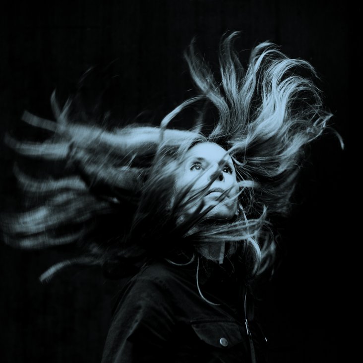 Fredda mit wehenden Haaren in mystischer Stimmung