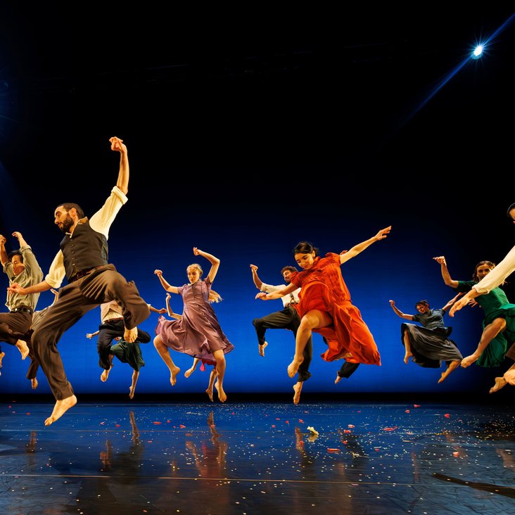 Tänzer:innen von Gauthier Dance in Kostüm auf der Bühne der Produktion "Harry"