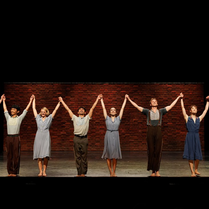 Tänzer:innen der Gauthier Dance JUNIORS in Kostüm auf der Bühne der Produktion "Barker"