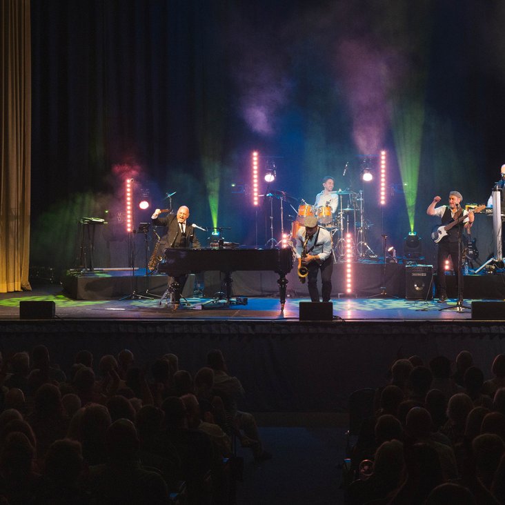 Das Ensemble von "The Billy Joel Songbook" live auf der Bühne