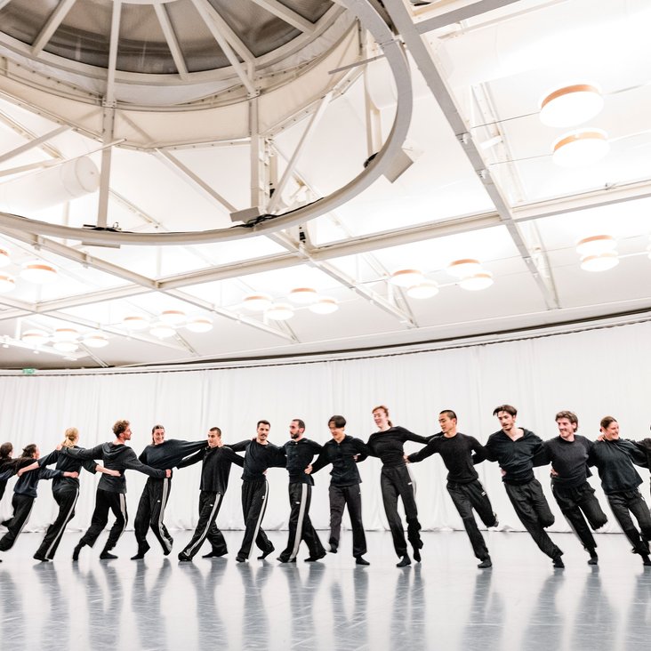 Tänzer:innen von Gauthier Dance bei den Proben im Ballettsaal in Orsolina, Italien