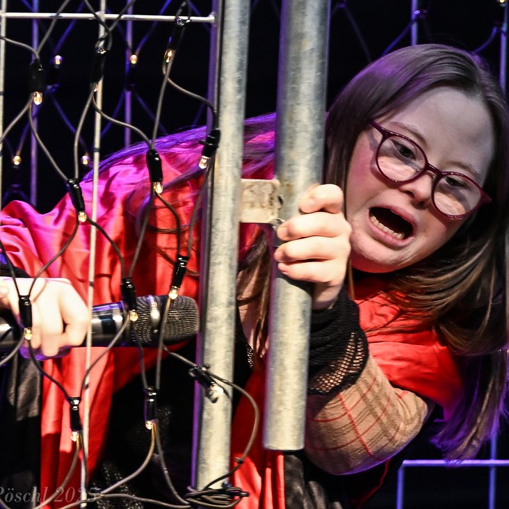 Eine Schauspielerin von (GiRRRRls) performt auf der Bühne