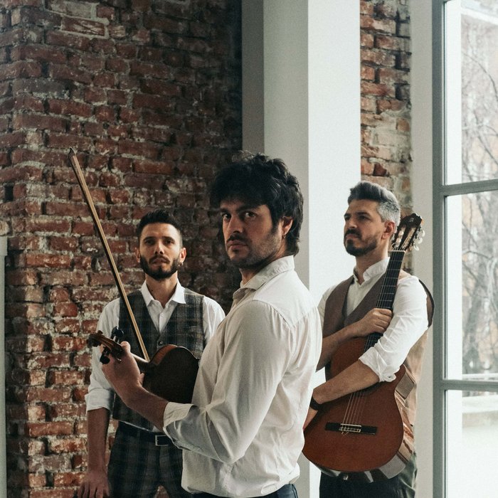 Die drei Musiker von Domo Emigrantes mit ihren Instrumenten