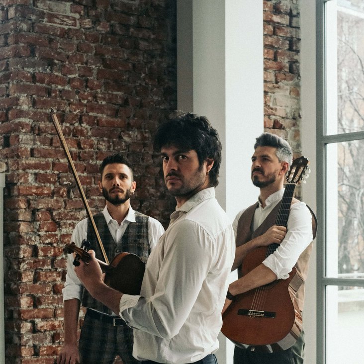 Die drei Musiker von Domo Emigrantes mit ihren Instrumenten