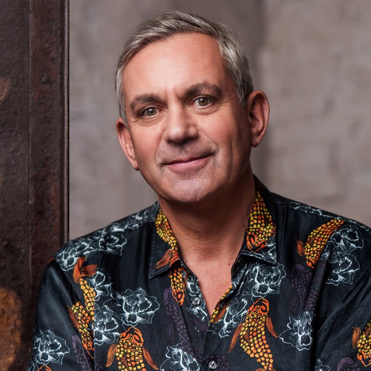 Portraitfoto von Wladimir Kaminer, er trägt ein buntes Hemd.