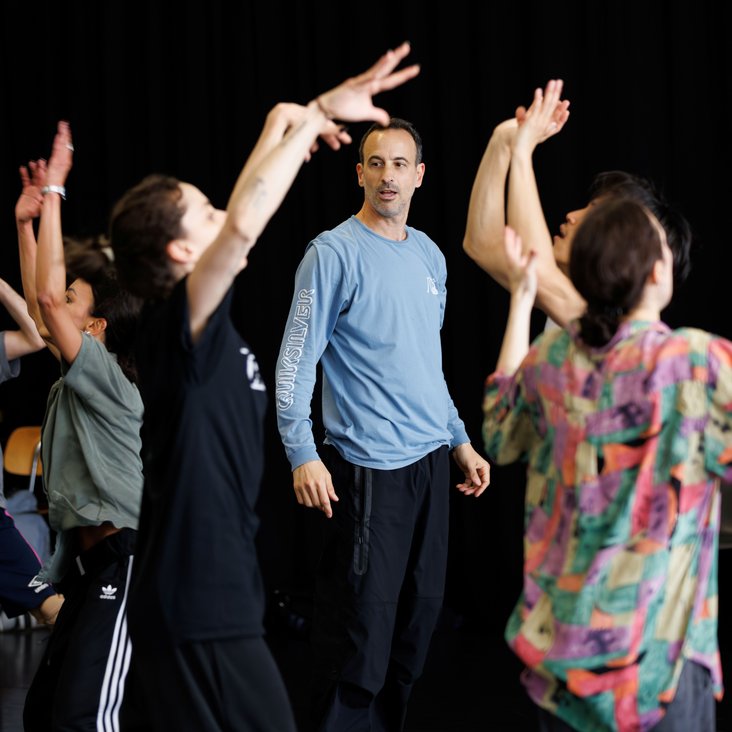 Tänzer:innen von Gauthier Dance bei der Probe mit Choreograph Hofesh Shechter für "UNLUCK"