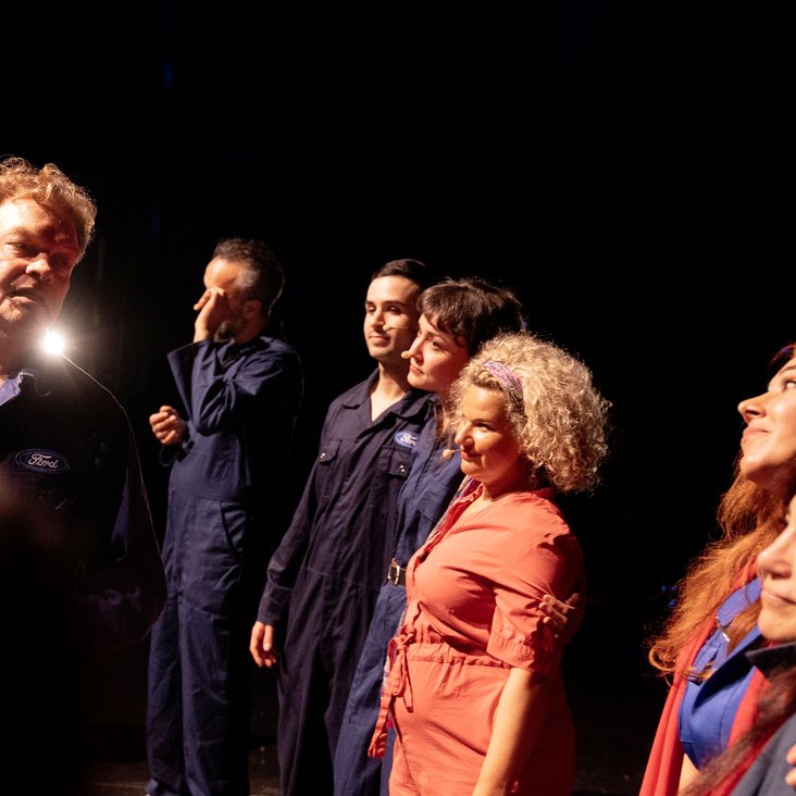 Das Ensemble von "Baha" in Kostüm und im Bühnenbild bei der Vorstellung auf der Bühne