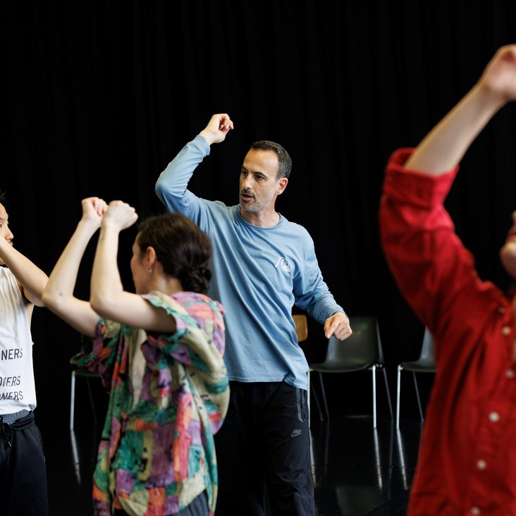 Tänzer:innen von Gauthier Dance bei der Probe mit Choreograph Hofesh Shechter für "UNLUCK"