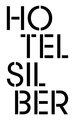 Schriftzug „HOTEL SILBER“ in schwarzen Großbuchstaben auf hellem Hintergrund.