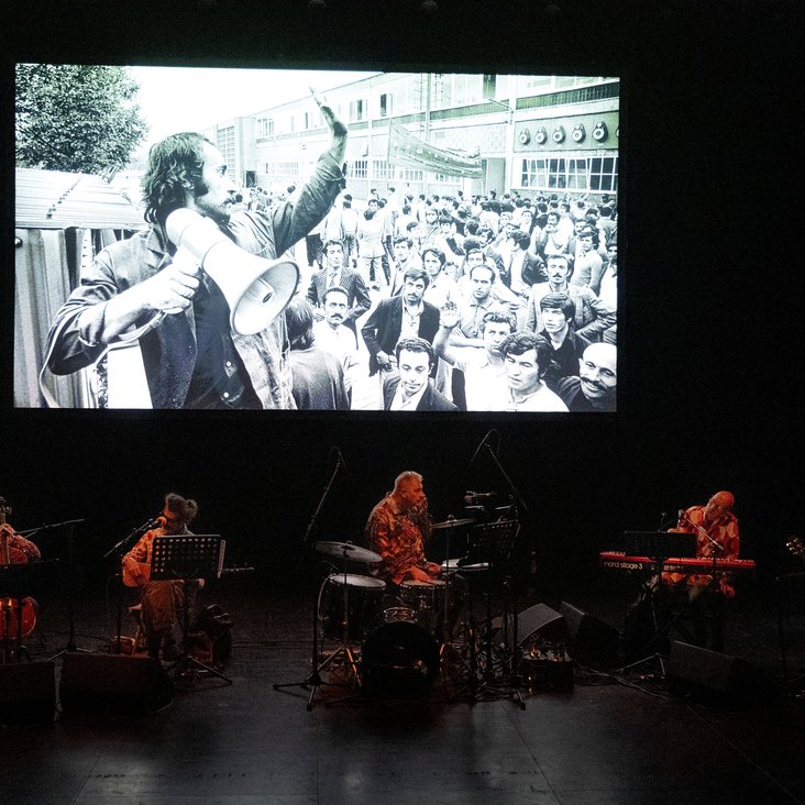 Das Ensemble von "Baha" in Kostüm und im Bühnenbild bei der Vorstellung auf der Bühne
