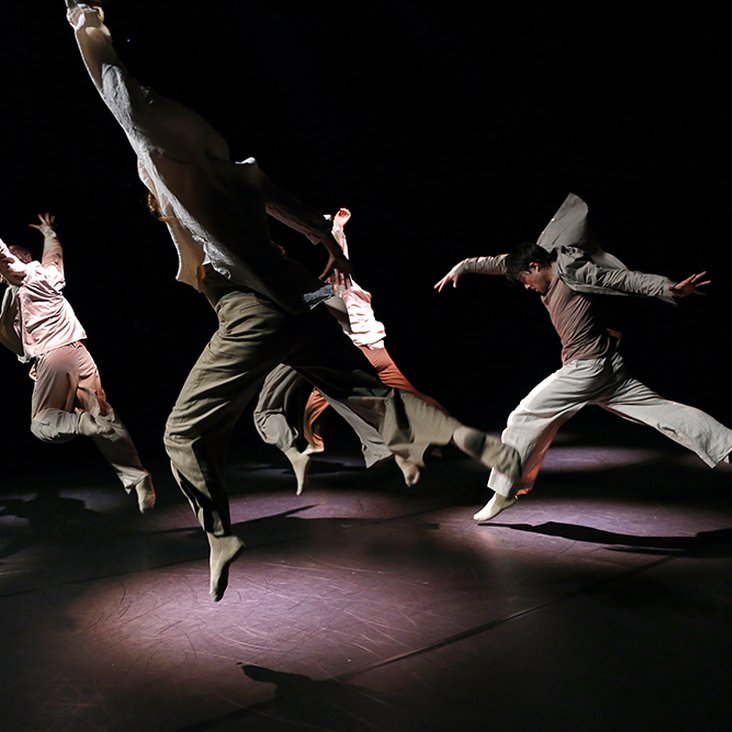 Tänzer:innen der company idem bei der Performance ihrer Choreographie "Imbalance" auf der Bühne.