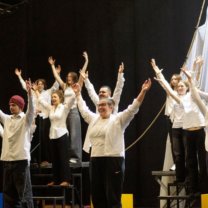 Beteiligte der theaterpädagogischen Produktion "VIOLA" bei den Proben