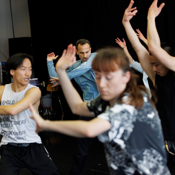 Tänzer:innen von Gauthier Dance bei der Probe mit Choreograph Hofesh Shechter für "UNLUCK"