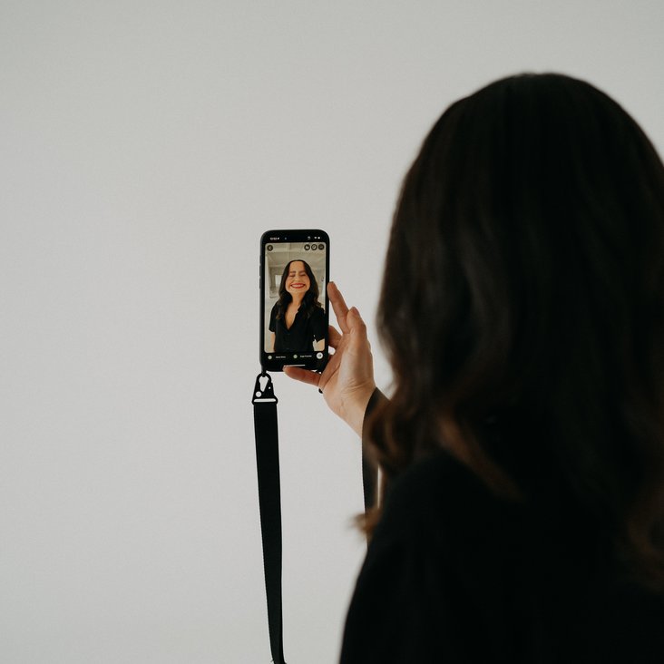 Conni from the block ist von hinten zu sehen wie sie ein Selfie von sich macht