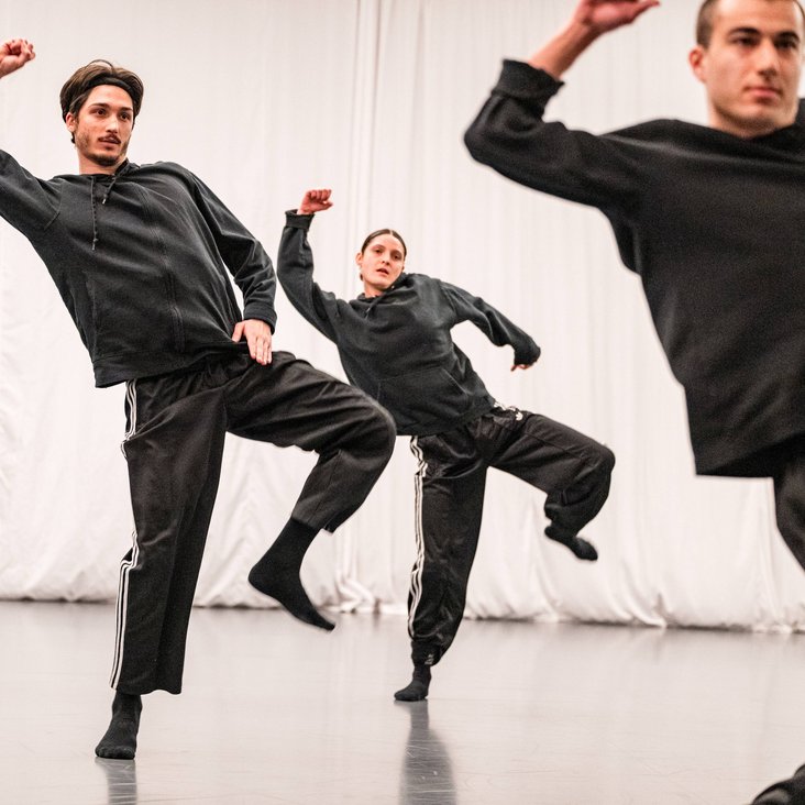 Tänzer:innen von Gauthier Dance bei den Proben im Ballettsaal in Orsolina, Italien