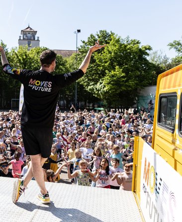 Eric Gauthier auf seinem Truck bei einer Moves for Future Show auf einem Schulhof