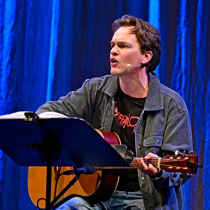 Ludwig Blochberger mit einer Gitarre auf der Bühne