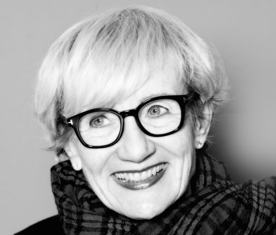 Gudrun Schretzmeier lacht in die Kamera