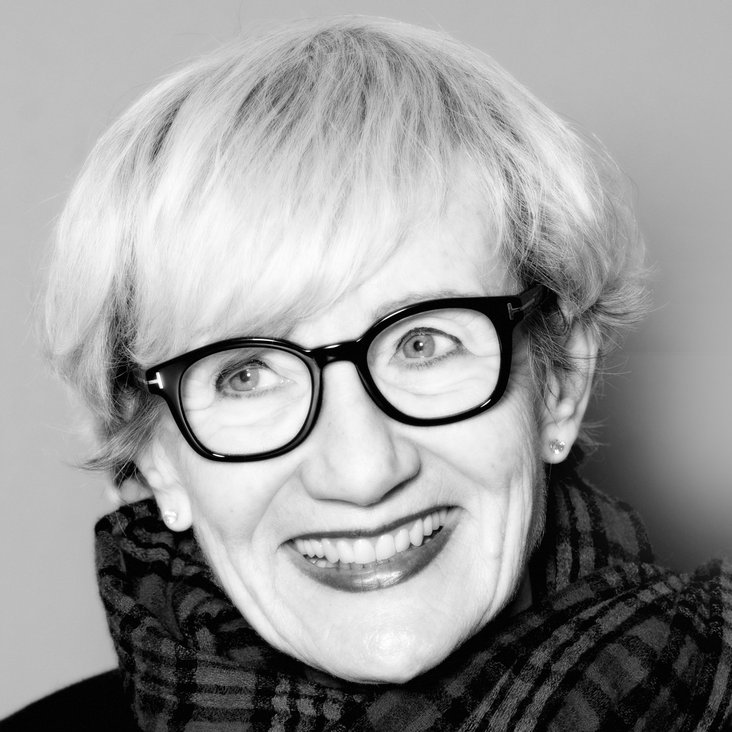 Gudrun Schretzmeier lacht in die Kamera