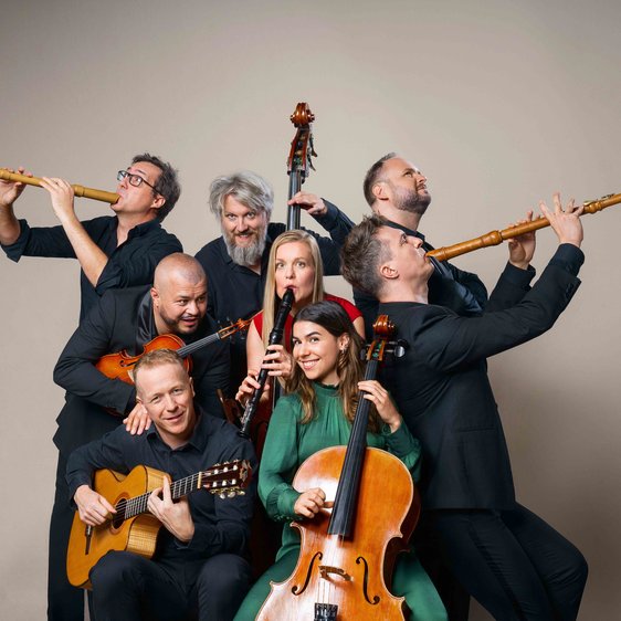 Die Bands Spark und Wildes Holz auf einem gemeinsamen Foto, jede:r hat ein klassisches Instrument in der Hand beziehungsweise spielt es.