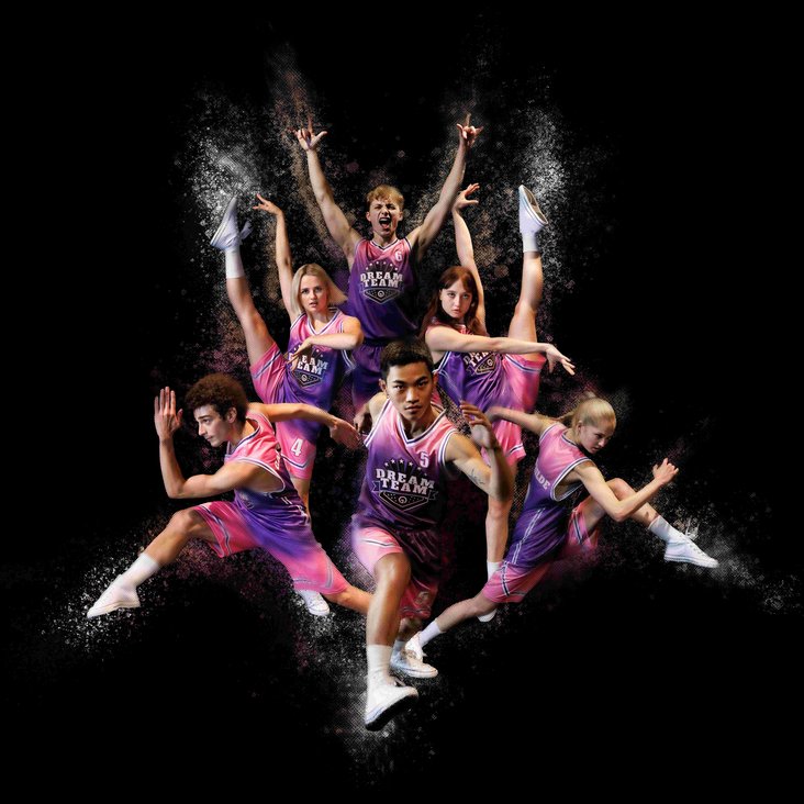 Die Tänzer:innen der Gauthier Dance JUNIORS sind in sportlichen Trikots und Posen abgebildet. Der Hintergrund ist schwarz.