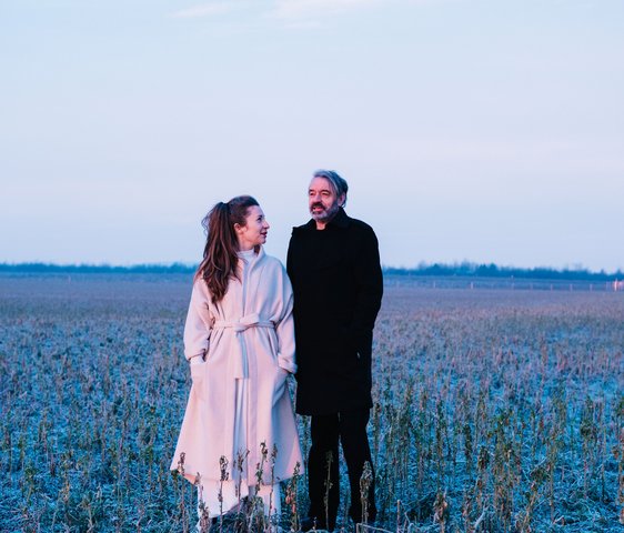 Clara Frühstück und Oliver Welter auf einer von Raureif bedeckten Wiese