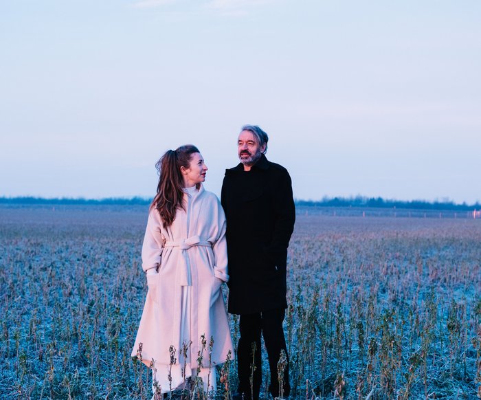 Clara Frühstück und Oliver Welter auf einer von Raureif bedeckten Wiese